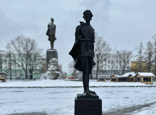 Мини-памятник М.Горькому вновь сломали в Нижнем Новгороде Мини-памятник М.Горькому вновь сломали в Нижнем Новгороде