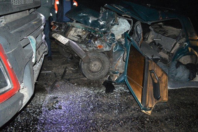 Водитель ВАЗа въехал в припаркованный на трассе Буздяк-Чекмагуш в Башкирии грузовик Volvo и погиб