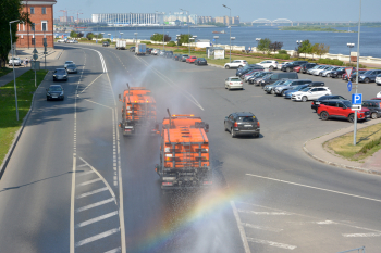Комбинированные дорожные машины поливают городские магистрали в Нижнем Новгороде 