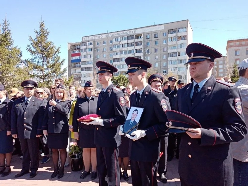 Оренбуржье простилось в убитым полицейским Никитой Гнусиным