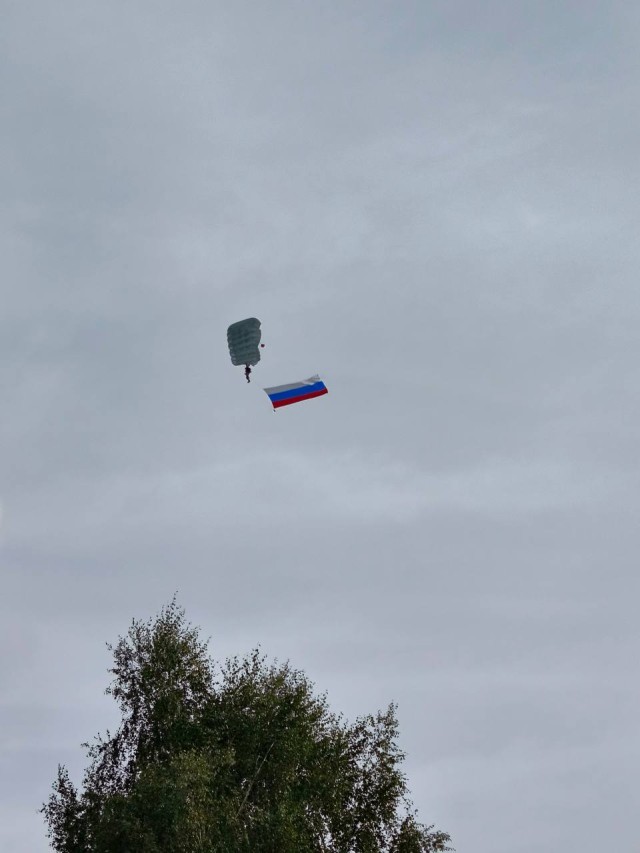 Нижегородские парашютисты и волонтеры развернули в небе государственный флаг России Нижегородские парашютисты и волонтеры развернули в небе государственный флаг России