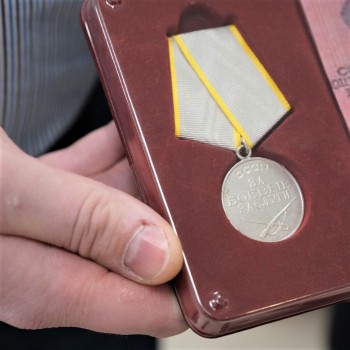 Утерянную медаль "За боевые заслуги" вручили в Пермском крае родственникам героя