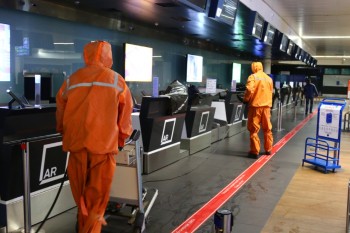 Работники МЧС провели масштабную дезинфекцию помещений нижегородского аэропорта