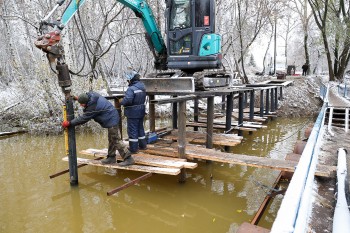 Пешеходный мост устанавливают через Шуваловский канал в Нижнем Новгороде