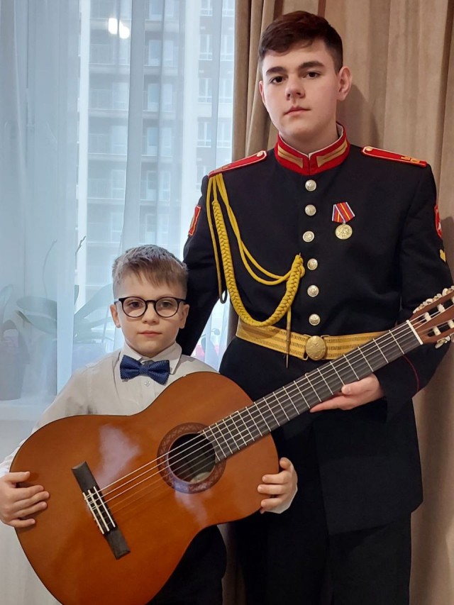 Замгубернатора Сергей Морозов подарил семилетнему Льву из Нижнего Новгорода гитару.