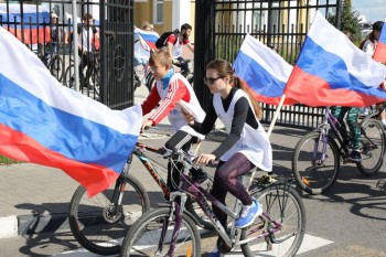 Триколор длиной 100 метров развернули волонтеры в нижегородском Парке Победы