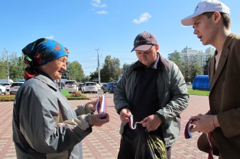 Чебоксарские добровольцы раздали горожанам ленточки в виде триколора