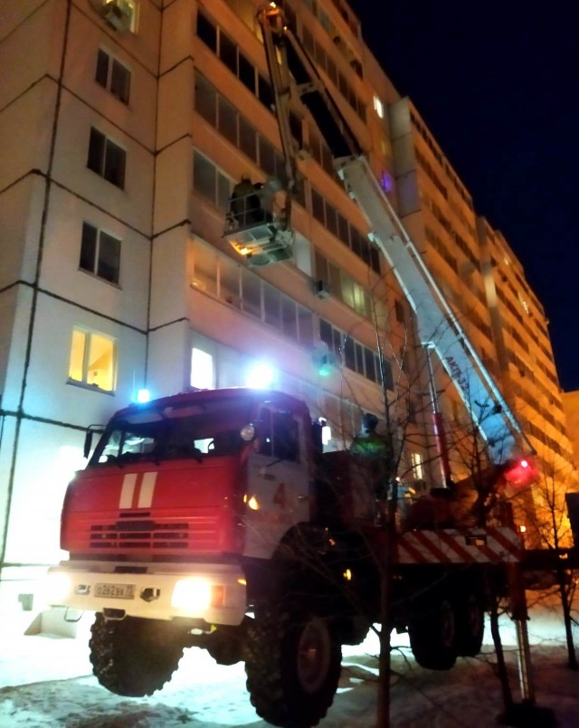 Ульяновские пожарные спасли трёхлетнего мальчика из запертой квартиры Ульяновские пожарные спасли трёхлетнего мальчика из запертой квартиры