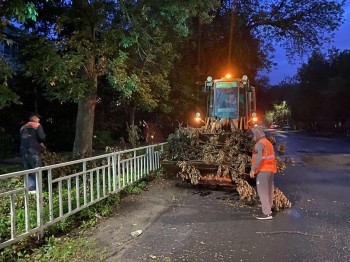 Коммунальщики устраняют последствия ночного ливня в Нижнем Новгороде