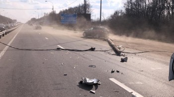 Опора электросетей рухнула на проезжую часть на выезде из Нижнего Новгорода в районе Ольгино