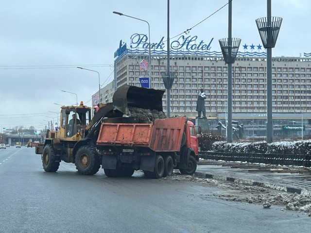 Тротуары, остановки и лестничные спуски обрабатывают противогололёдными материалами в нижегородском Канавине