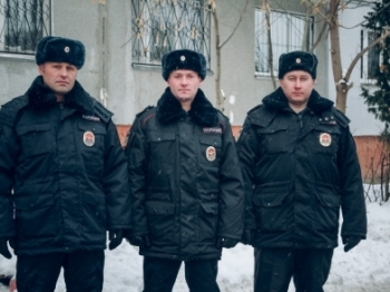 Нижегородские полицейские спасли из горящей квартиры на улице Акимова женщину с тремя детьми