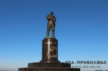 Олег Лавричев возложил цветы к памятнику Валерию Чкалову в Нижнем Новгороде