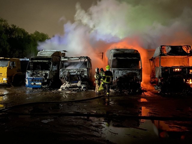 Семь грузовиков сгорели на стоянке в Нижнем Новгороде