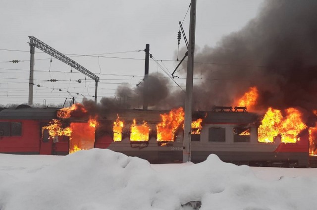 Электропоезд сгорел на станции Дёма в Уфе
