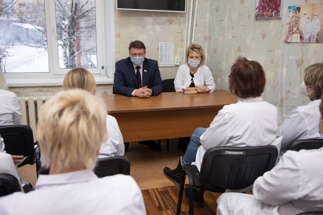 Помощь в "красной зоне" и поддержка врачей: нижегородские волонтеры помогают медикам 