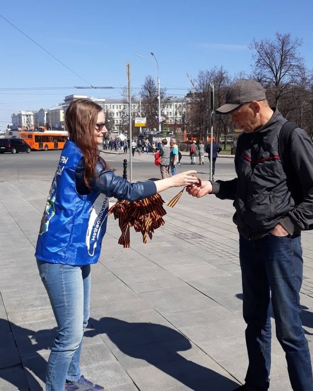 Волонтёры раздали жителям Нижегородской области 15 тысяч георгиевских ленточек Волонтёры раздали жителям Нижегородской области 15 тысяч георгиевских ленточек
