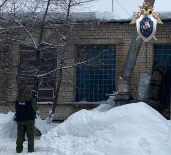 Рабочий погиб под сорвавшейся с крыши глыбой льда в Нижнем Новгороде