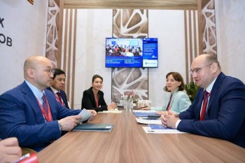 Глава Оренбуржья Евгений Солнцев провел встречу с послом Казахстана Глава Оренбуржья Евгений Солнцев провел встречу с послом Казахстана