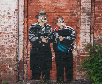 Екатеринбургский художник Слава Птрк нарисовал в Нижнем Новгороде Чипа и Дейла в образе героев фильма &quot;Жмурки&quot;