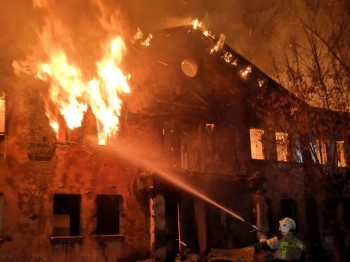 Заброшенный дом сгорел в Кстове Нижегородской области
