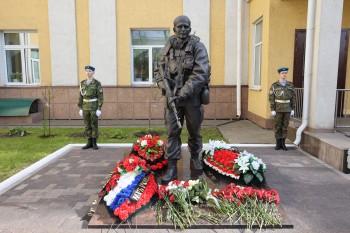 Памятник Герою РФ Дмитрию Жидкову открыли в Нижнем Новгороде