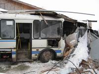В Балахне из-за сердечного приступа у водителя автобус врезался в дом, один человек погиб, еще двое пострадали

