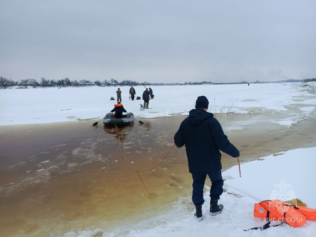Сотрудники МЧС спасли 13 человек со льда на Волге в Балахнинском районе