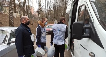 Волонтёры и депутаты доставляют продуктовые наборы нижегородским школьникам-льготникам