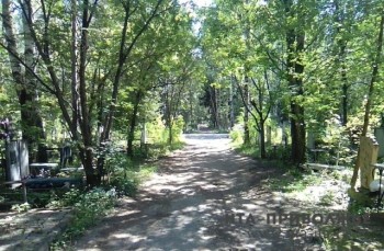 Около 200 м канав вырыли для спуска воды с кировского кладбища 