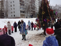 Новогоднее представление прошло в самом &quot;детском&quot; дворе Советского района, где ДУК установил елку