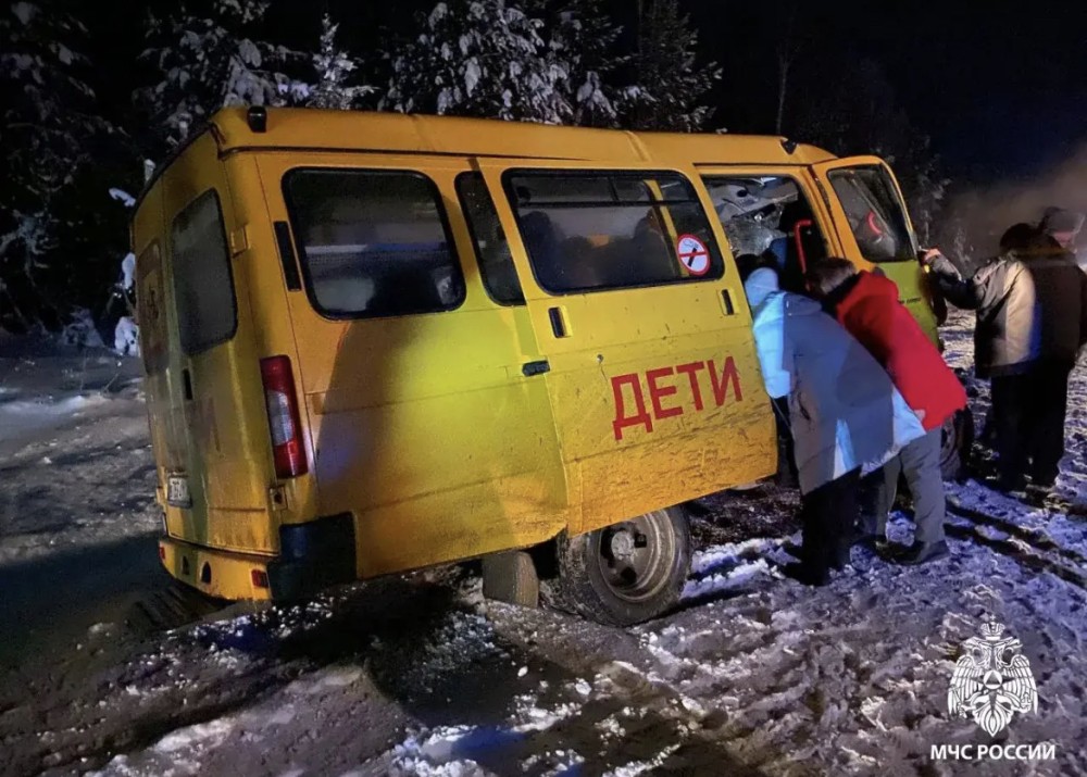 8 детей пострадали в ДТП со школьным микроавтобусом в Удмуртии
