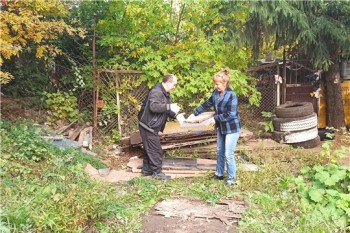 Сотрудники чебоксарского ДК &quot;Салют&quot; вышли на осеннюю уборку прилегающей территории