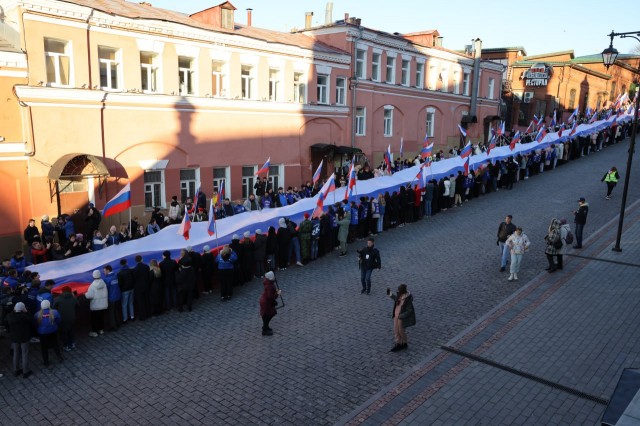 600 молодых нижегородцев развернули 100-метровый российский флаг в День народного единства 600 молодых нижегородцев развернули 100-метровый российский флаг в День народного единства