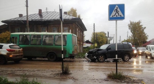 Два человека пострадали при столкновения автобуса со внедорожником в Пермском крае Два человека пострадали при столкновения автобуса со внедорожником в Пермском крае