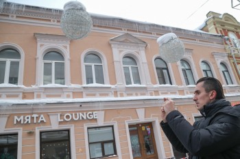 АТИ Нижнего Новгорода: После сброса сосулек и снега с кровель необходимо привести территорию в порядок.