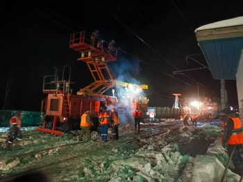 Опору ЛЭП восстанавливают после столкновения поезда с грузовиком в Прикамье