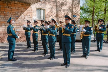 В регионе проходят парады у домов ветеранов ко Дню Победы