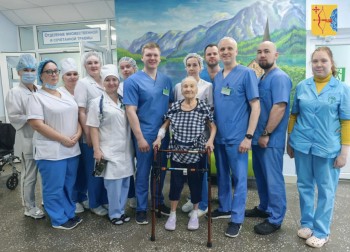 98-летнюю пенсионерку с переломом шейки бедра поставили на ноги в Кирове