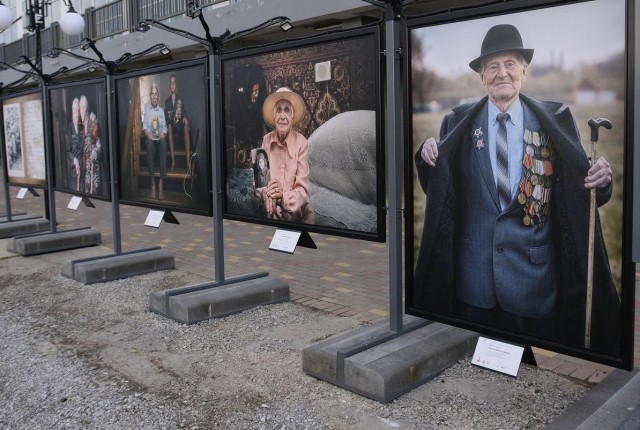 Фотовыставку "Время тишины" о ветеранах открыли на набережной Инсара в Мордовии
