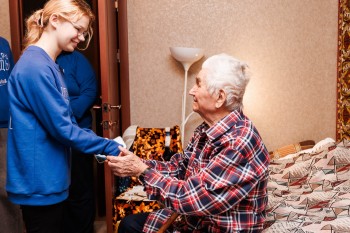 Волонтёры Победы поздравили ветерана Григория Гребенюка с 102-летием