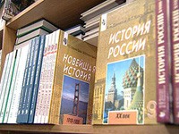 Родители школьников не должны покупать учебники за собственный счет - Наумов