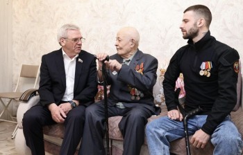 Дзержинским ветеранам ВОВ вручили удостоверения почетных граждан Дзержинским ветеранам ВОВ вручили удостоверения почетных граждан