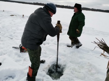 Свыше 100 майн прорубили егеря Пустынского заказника на озере Великое в Нижегородской области для снабжения рыбы кислородом