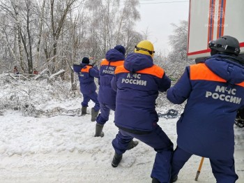 Спасатели нижегородского МЧС помогают энергетикам устранять последствия непогоды в Богородском округе