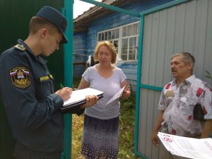 Жителям домов частного сектора в Чебоксарах в ходе рейда напомнили о безопасном обращении с огнем