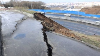 Работы по благоустройству и озеленению склона в районе метромоста Нижнего Новгорода, где произошел оползень, будут выполнены весной 2017 года