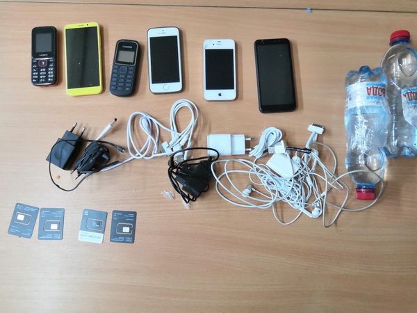 Сотовые телефоны и бутылки с алкоголем пытались перебросить на территорию нижегородского следственного изолятора