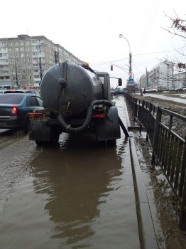 Более 600 кубометров талых вод откачали с улиц Автозаводского района за сутки