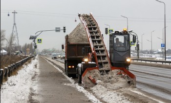 Дорожные службы в режиме нон-стоп устраняют последствия почти трёхдневного снегопада, во время которого выпало около 20% от декабрьской нормы осадков